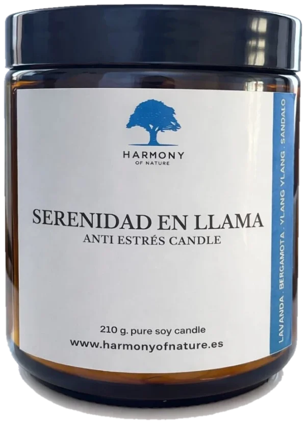 Vela aromática Serenidad en Llama de cera de soja encendida sobre una mesa