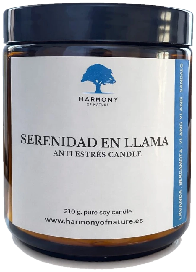 Vela aromática Serenidad en Llama de cera de soja encendida sobre una mesa