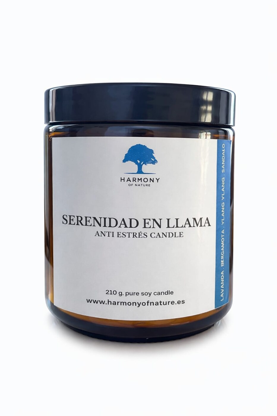 Vela aromática Serenidad en Llama de cera de soja encendida sobre una mesa